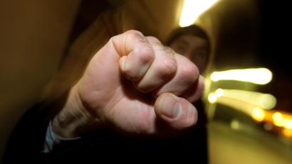 Symbolbild:  Karl-Josef Hildenbrand/dpa
Beim Streit wurden die Brüder handgreiflich und verletzten sich gegenseitig. Der ältere Bruder wurde am Hals verletzt. Gegen seinen Kontrahenten wurde Haftbefehl erlassen.