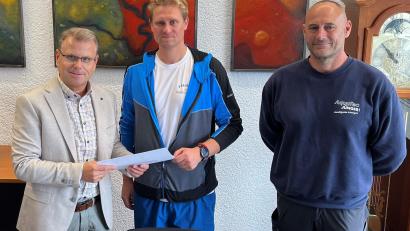 Bild: Stadt Windischeschenbach/exb
Bürgermeister Karlheinz Budnik gratuliert Christopher Müller (Mitte) zur bestandenen Prüfung.