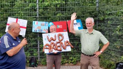 Bild: gel
Nach 15 Jahren erhält der DFB-Mini-Kunstrasenplatz in der Dreifaltigkeitsschule einen Namen: Wolfgang-Dandorfer-Arena. Symbolisch überreichten Rektor Udo Leitz (Mitte) und Organisator Thomas Gebele (links) an den Alt-OB Wolfgang Dandorfer (rechts) einen Schriftzug aus Brezenteig.