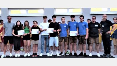 Bild: lg
Der Vorsitzende der „Ortenburger“, Manfred Klug (links), überreicht an die Projektleiter vier Förderzusagen. Elternbeiratsvorsitzender Bernd Reil und Schulleiter Ludwig Pfeiffer (rechts) gratulieren.