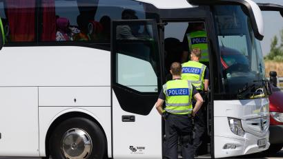 Bild: Robert Michael / dpa
Bei der Kontrolle eines Fernreisebusses auf der A 6 entdeckten die Fahnder der Waidhauser Bundespolizei eine von Syrien nach Prag geschleuste Familie, die nach eigenen Angaben auf der Durchreise nach Baden-Württemberg war.