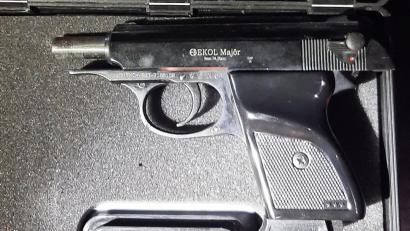 Bild: Bundespolizei Waidhaus
Diese Schreckschusswaffe (ohne Prüfkennzeichen) und 120 Schuss erlaubnispflichtiger Munition beschlagnahmten Fahnder der Waidhauser Bundespolizei bei einem 21-Jährigen.