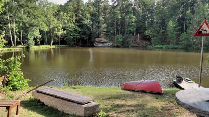 Bild: bsc
Rund um den idyllischen Haferdeckweiher veranstaltet der Fischereiverein Friedenfels am Wochenende sein viertes Fischerfest.