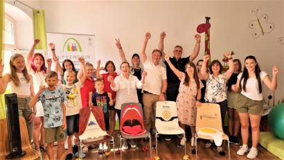 Bild: Familienzentrum Mittendrin/exb
Zur Übergabe der bemalten Stühle trafen sich die jungen Künstler und die Empfänger der Werke im Familienzentrum Mittendrin.