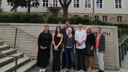 Bild: Mittelschule Waldsassen/exb
Besonders gewürdigt wurden die Absolventen mit den besten Prüfungsergebnissen. Im Bild (von links) Melis Kaynak und Anna Eisenmann (beide VK 10/2), Klassenleiter Stephan Raps, Klassenleiterin Sandy Wendt, Lukas Zeitler (9 GTK), Rektorin Claudia Strobel-Dietrich und Stellvertreterin Petra Burger.