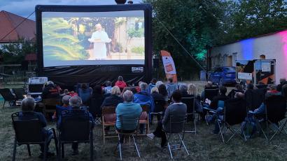 Bild: Hirmer/exb
Beim Open-Air Kino der Kolpingsfamilie Pfreimd sahen rund 100 Besucher die französische Krimikomödie „Mord in Saint-Tropez“.