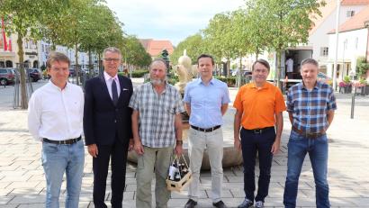 Bild: Stadt Tirschenreuth/exb
Hubert Völkl (Dritter von links) ging in den Ruhestand. Stadtbaumeister Andreas Ockl, Bürgermeister Franz Stahl, Leiter der Hauptverwaltung Markus Bergauer, Bauhofleiter Reinhard Legat und Personalratsvorsitzender Karl Bayreuther (von links) wünschten alles Gute für die Zukunft.