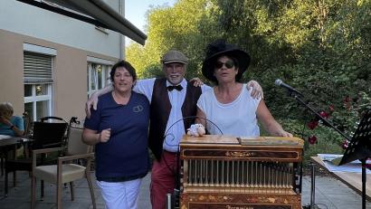 Bild: Casa Doro/exb
Elke Engl bereitete mit Albin Zeitler und Ingrid Krämer (von links) den Bewohnern des Heims einen wunderbaren Nachmittag mit Liedern aus deren Jugend.