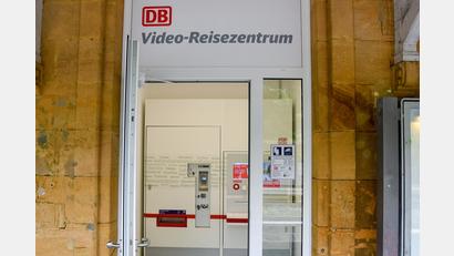 Bild: Petra Hartl
Per Knopfdruck können Bahnkunden nun eine Videokonferenz mit einem Service-Mitarbeiter starten. Dieser gibt Auskunft und berät – Fahrkarten, Reservierungen oder BahnCards werden vor Ort ausgeworfen.