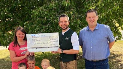 Bild: B. Schleicher/exb
Einen Scheck über 500 Euro übergibt "Quertreiber"-Schlagzeuger Bene Schleicher an das Kinderhaus Fensterbach.