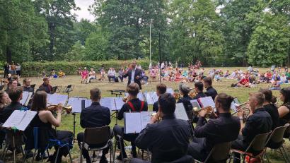 Bild: mab
"Musikalisches Picknick im Schlosspark" lockte zahlreiche Besucher und Zuhörer mit ihren Decken und Klappstühlen auf die Halbinsel an der Naab.