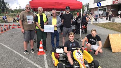 Bild: wro
Die Spende wurde im Beisein von Michael Sollfrank (hinten, links), Bezirksvorsitzender des Bayerischen Motorsportverbandes, von Bürgermeister Toni Dutz (hinten, Dritter von links) an Karl-Heinz Dietrich (hinten, Zweiter von links) und Jugendleiter Johannes Jäger (rechts hinten) übergeben. Vorne die Piloten Karl und Ludwig Tischlinger.