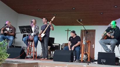 Bild: Manuela Härtl/exb
Die Band "Dry Cherry Pie" spielt auf der Kulturbühne der Waldwirtschaft.