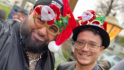 Bild: exb / Benjamin Dietl
Benjamin Dietl von "Bennys Friseure" hat mit seinem Team und dem befreundeten Sänger Max Weidner Weihnachten bei "Zum Hosiwirt" in Unterwildenau gefeiert.