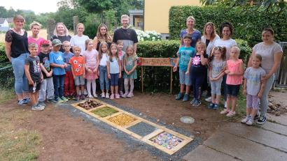 Bild: le
Im Hof des katholischen Kindergartens in Floß gibt es einen neuen Barfußpfad.