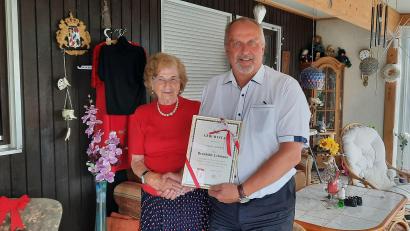 Bild: Gerhard Doerfler
Brunhilde Lehmeier aus Fichtenhof feiert 90. Geburtstag, wozu ihr Bürgermeister Anton Peter gratulierte.
