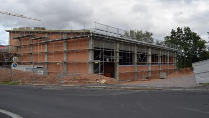 Bild: bnr
Der Neubau einer Mehrzweckhalle ist derzeit die größte Baustelle in der Marktgemeinde. Im Vermögenshaushalt 2023 schlägt sie mit vier Millionen Euro zu Buche.