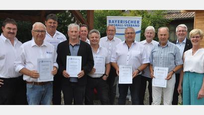 Bild: Andreas Allacher/BFV
Die geehrten BFV-Mitarbeiter mit dem Bezirksvorsitzenden Thomas Graml (2. von rechts), dessen Stellvertreter Albert Kellner (links) und der BLSV-Bezirksvorsitzenden Barbara Hernes (rechts).