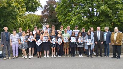Bild: Jan Wiltsch/exb
Keiner geht ohne Abschluss: Die neunte Klasse der Mittelschule Pressath mit Klassenleiter Wolfgang Veigl-Meyer, Schulleiterin Ulrike Neiser (links), Konrektor Holger Popp, Bürgermeister Bernhard Stangl und dem Elternbeiratsvorsitzenden Josef Göppl (rechts)
