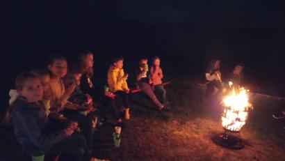 Archivbild: Birgit Lippert/exb
Vergangenes Jahr wanderte der Frauenbund Bad Neualbenreuth mit den Kindern zum Grenzlandturm und setzte sich dann ans Lagerfeuer. Heuer führt die Taschenlampenwanderung durch das Gedankental.