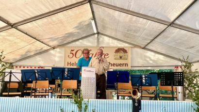 Bild: e
Ex-Vorsitzender und Schirmherr Wilhelm Wittmann (rechts) und der aktuelle Vorsitzender Herbert Breitkopf eröffnen den Kommersabend anlässlich der 50-Jahr-Feier des Heimatvereins Theuern.