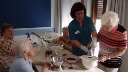 Bild: u
Alltagskompetenzen sollen bei den Therapieeinheiten gefördert werden. Hier bereitet die stellvertretende Tagespflegeleiterin Kati Köhler mit ihren Gästen einen Johannisbeerkuchen zu.