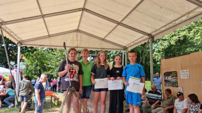 Bild: Jennifer König/exb
Das sind die Gewinner beim Karpfen-Quiz (von links) mit Glücksfee Leonie Siebert und Jugendleiterin Verena Wolfrath: Sophia Keller, Emma Schinabeck und Kevin Schönweitz. Nicht im Bild ist Emma Schinabeck.