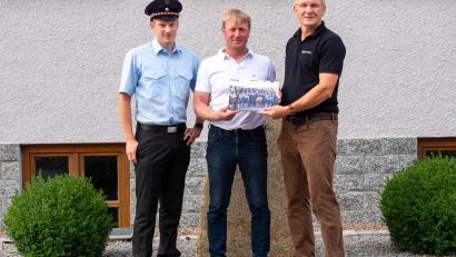 Bild: Prey/exb
Johann Baumer (rechts) übergibt das erste Fotobuch an Stefan Prey und Markus Schiesl, (von links).