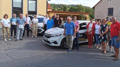 Bild: Gertraud Portner/exb
Die Mitarbeiter der Caritas-Sozialstation Oberviechtach (rechts) mit Vorsitzenden Hubert Ruml (Mitte) waren ebenso wie die Sponsoren (links) bei der Fahrzeugübergabe mit Segnung anwesend.