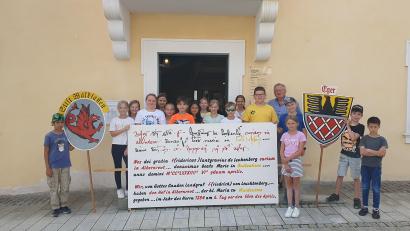 Bild: Grundschule Bad Neualbenreuth/exb
Die Klasse 3/4 der Grundschule Bad Neualbenreuth vor dem Rathaus mit dem Heimatexperten Meinhard Köstler.