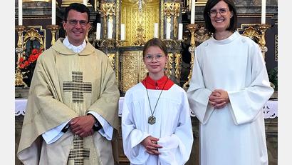 Bild: R. Kreuzer
Sophia Schrödl (Mitte) ist neue Ministrantin in der St. Dionysiuskirche um Pfarrer Thomas Kohlhepp.