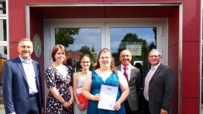 Bild: C. Hanauer/exb
Die Ehrengäste gratulierten den Schulbesten an den Berufsfachschulen (von links): Schulleiter Martin Abt, Magdalena Kühner, Denise Gießübl, Simone Ring, Außenstellenleiter Thomas Schiller und Zweiter Bürgermeister Egbert Völkel.