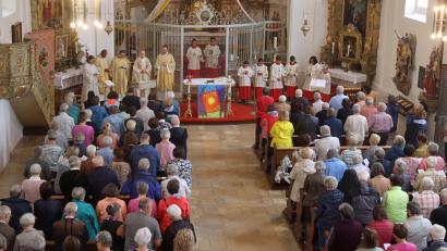 Bild: mfh
Wegen schlechter Wetteraussichten fand der Pontifikalgottesdienst mit Weihbischof Pappenberger in der St.-Anna-Kirche statt.