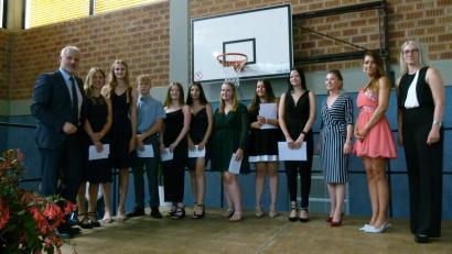 Bild: rn
Oberstudiendirektor Eduard Bauer (von links) gratuliert Franziska Lohner (Eschenbach/1,5), Sophie Banzer (Menzlas/1,5), Eric Aschenbrenner (Eschenbach/1,5), Lea- Marie Schankin(Naslitz /1,5), Alina Yilmaz (Pegnitz /1,37), Ricarda Kneidl (Döllnitz/1,37), Lara Habiboglu (Auerbach /1,25), Lee-Ann Will (Oberbibrach /1,25). Glück wünschen auch die Klassenleiterinnen Katrin Stadler, Franziska Adam und Petra Kreuzer.