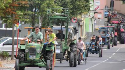 Bild: kro
Ein imposantes Bild bot sich bei der Traktorausfahrt, die auch mitten durch Tirschenreuth führte.