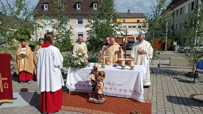 Bild: Petra Hartinger/exb
Auf dem Marktplatz in Wernberg-Köblitz feiert der Augsburger Bischof Bertram Meier einen Festgottesdienst.