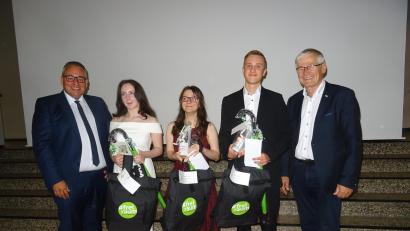 Bild: apr
Realschuldirektor Oliver Brandt (links) und Zweiter Bürgermeister Horst Geißel (rechts) ehrten die Jahrgangsbesten (von links) Isabell Schindler, Jasmin Kovacz und Samuel Artmann.