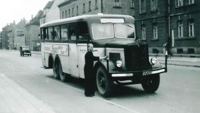 Archivbild: Busunternehmen Wies
Mit einem Bus und einem umgebauten Lastwagen ist die Firma Wies 1948 die erste Linie nach Weiden gefahren.