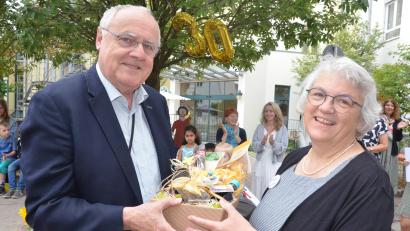 Bild: Kunz
Bürgermeister Lothar Höher dankt Ulrike Grajer für ihre langjährige Arbeit als Leiterin des Kinderhauses "Bunte Welt".