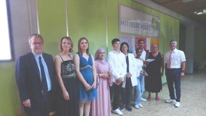 Bild: apr
Ehrung der Jahrgangsbesten: Im Bild von links Schulamtsdirektor Günter Tauber, Elternbeiratsvorsitzende Helen Neumann, Julia Lienert, Lanaa Al Lababidi, Altrim Bytyqi, Dritte Bürgermeisterin Christine Eisa, Meron Micael Negusse, Hrayr Marikyan, Konrektorin Sabine Meyer-Hofmann und Rektor Andreas Wuttke.
