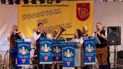 Bild: gri
Die Birgländer Musikanten auf der Bühne in Freudenberg.