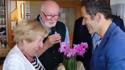 Bild: hme
Für Cilly Rosner aus Flossenbürg gab's beim Sommerfest der Seniorenunion eine Ehrung.