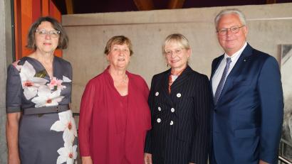 Bild: Hirsch
Der Präsident des Oberlandesgerichtes Nürnberg, Thomas Dickert (rechts), und seine Stellvertreterin Waltraut Bayerlein (links), verabschiedeten Amtsgerichtsdirektorin Petra Froschauer (Zweite von links) und führten ihre Nachfolgerin Michaela Frauendorfer (Zweite von rechts) in das Leitungsamt ein.