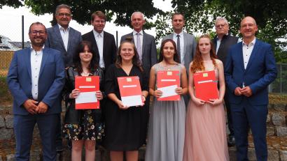 Bild: jpl
Mit einem Gutschein wurden Lara-Paulina Schiewer, Leonie Schmidt, Sina Dötterl und Lea-Sophie Hering (vorne, von links), die Jahrgangsbesten der Fichtelnaabtal-Mittelschule, ausgezeichnet. Schulleiter Alexander Köstler (rechts), Klassleiter Martin Nickl (links) sowie die Vertreter der Schulverbandsgemeinden und Pfarrer Andreas Kraft gratulierten zu den ausgezeichneten Ergebnissen.