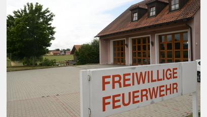 Bild: bey
Das Gerätehaus der Feuerwehr Waidhaus soll umgebaut und saniert werden. Im Zuge dieser Arbeiten soll auch ein Stellplatz für das neue Feuerwehrfahrzeug, ein Gerätewagen Logistik 2, geschaffen werden.