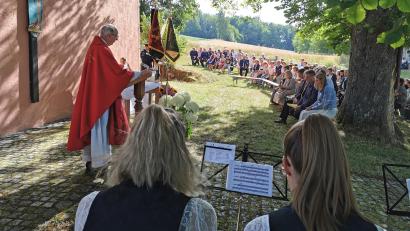 Bild: Portner
Pfarrer Herbert Rösl zelebrierte den Patroziniums-Gottesdienst vor der Jakobikirche bei Fuchsberg.