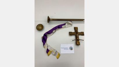 Bild: -/Polizeiinspektion Ebersberg/dpa
Ein Prozessionskreuz und eine Priesterstola hat die Polizei nach einem Vorfall in Oberbayern sichergestellt.