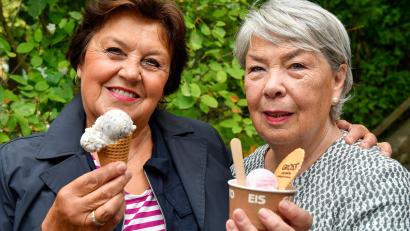 Bild: Petra Hartl
Bei der Eis-Tournee von Oberpfalz-Medien haben (von links) Elisabeth Hecking und Anne Ellerbeck eine Kugel Eis bekommen.