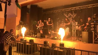 Bild: adj
Mit Mittelalterrock unterhielten die Rammeschucksn aus Floß die Serenadenbesucher.