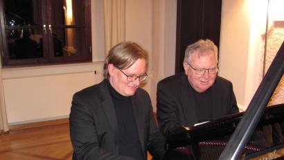 Archivbild: rbr
Markus Bellheim (links) und Edgar Krapp (rechts) spielten vierhändig beim bislang letzten Kammermusikkonzert im Harmoniesaal im Februar 2020. In der neuen Konzertreihe 2024 kehrt der Waldsassener Kammermusikkreis wieder an die bewährte Spielstätte zurück.